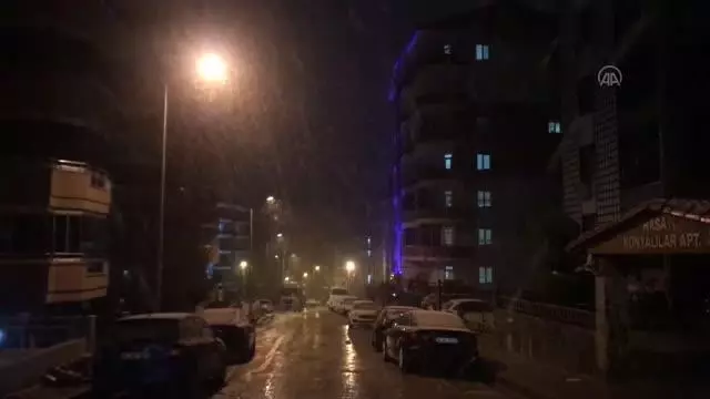 Vatandaşlar kar topu oynayarak kar yağışının keyfini çıkardı Vatandaşlar kar topu oynayarak kar yağışının keyfini çıkardı