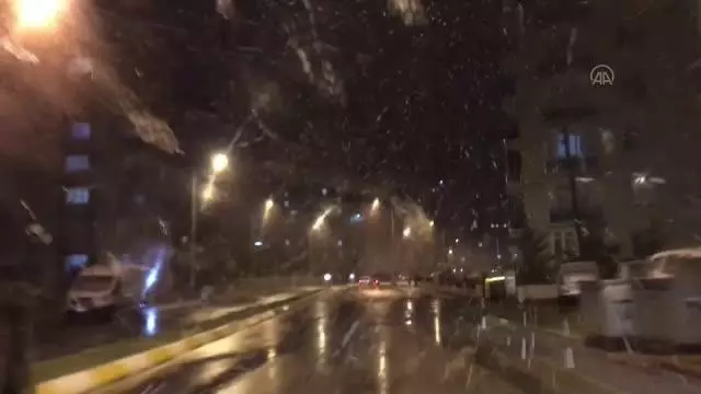 Vatandaşlar kar topu oynayarak kar yağışının keyfini çıkardı Vatandaşlar kar topu oynayarak kar yağışının keyfini çıkardı
