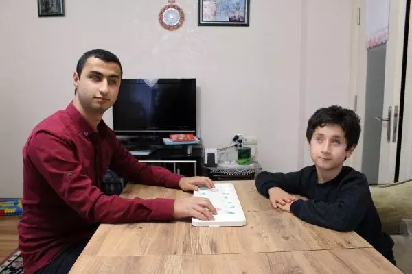 Yakıştır kardeşler, dünyayı parmaklarıyla keşfetti Yakıştır kardeşler, dünyayı parmaklarıyla keşfetti