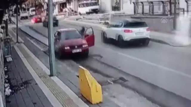 Yanan otomobili polislerin söndürmesi güvenlik kamerasında Yanan otomobili polislerin söndürmesi güvenlik kamerasında