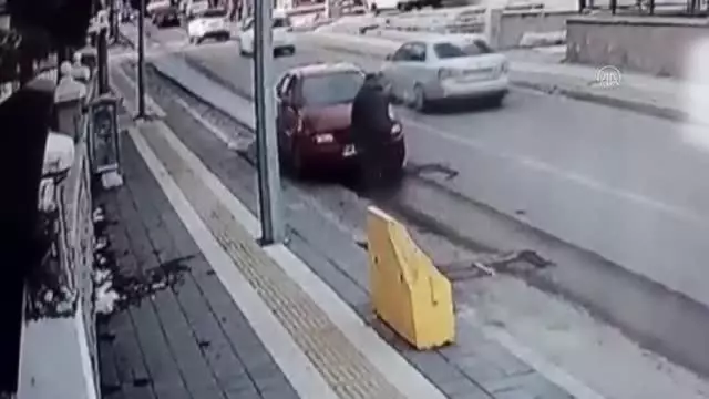 Yanan otomobili polislerin söndürmesi güvenlik kamerasında Yanan otomobili polislerin söndürmesi güvenlik kamerasında