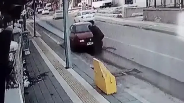 Yanan otomobili polislerin söndürmesi güvenlik kamerasında Yanan otomobili polislerin söndürmesi güvenlik kamerasında