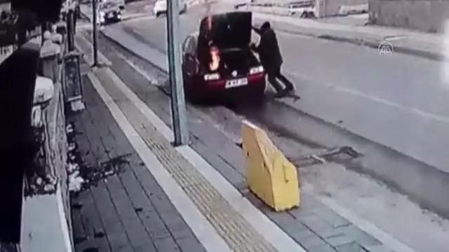 Yanan otomobili polislerin söndürmesi güvenlik kamerasında Yanan otomobili polislerin söndürmesi güvenlik kamerasında