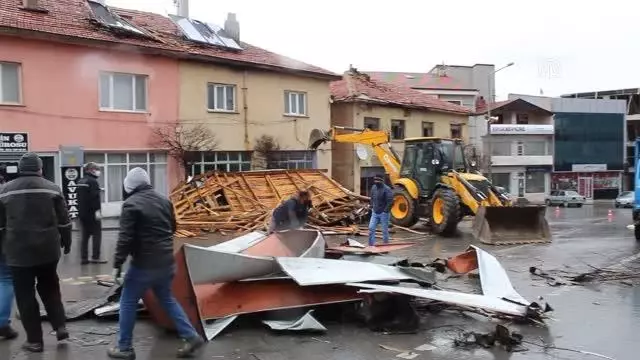 Yunak'ta kuvvetli rüzgar etkili oldu Yunak'ta kuvvetli rüzgar etkili oldu