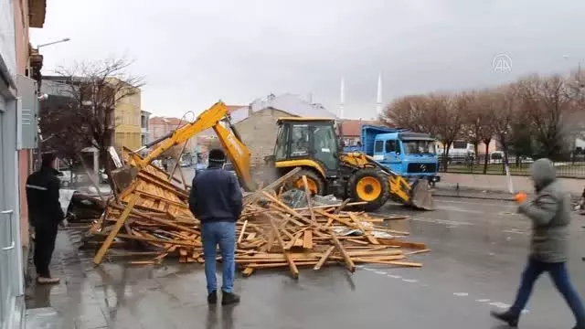Yunak'ta kuvvetli rüzgar etkili oldu Yunak'ta kuvvetli rüzgar etkili oldu