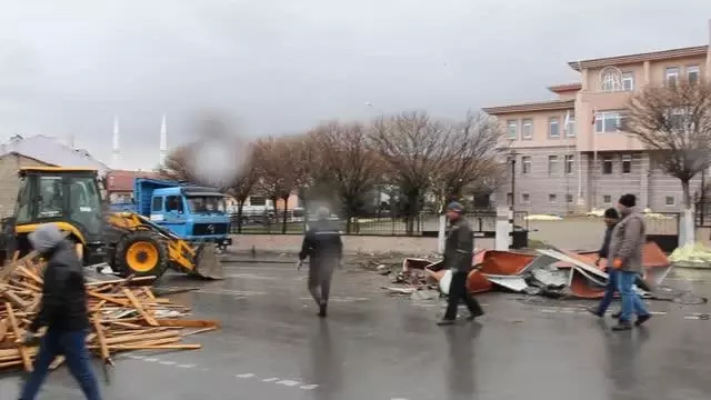Yunak'ta kuvvetli rüzgar etkili oldu Yunak'ta kuvvetli rüzgar etkili oldu