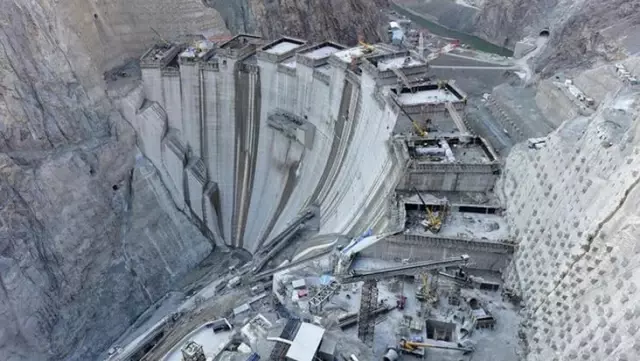 Yusufeli Barajı'nın inşaatında 4 milyon metreküplük beton kullanılarak rekor kırıldı Yusufeli Barajı'nın inşaatında 4 milyon metreküplük beton kullanılarak rekor kırıldı