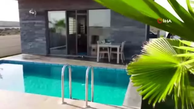 Zanlıları ihbar edene 20 bin TL ödül... Lüks villaya giren hırsızlar yeni evli çiftin 300 bin TL değerindeki ziynet eşyalarını çaldılar Zanlıları ihbar edene 20 bin TL ödül... Lüks villaya giren hırsızlar yeni evli çiftin 300 bin TL değerindeki ziynet eşyalarını çaldılar