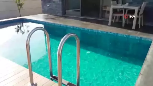 Zanlıları ihbar edene 20 bin TL ödül... Lüks villaya giren hırsızlar yeni evli çiftin 300 bin TL değerindeki ziynet eşyalarını çaldılar Zanlıları ihbar edene 20 bin TL ödül... Lüks villaya giren hırsızlar yeni evli çiftin 300 bin TL değerindeki ziynet eşyalarını çaldılar