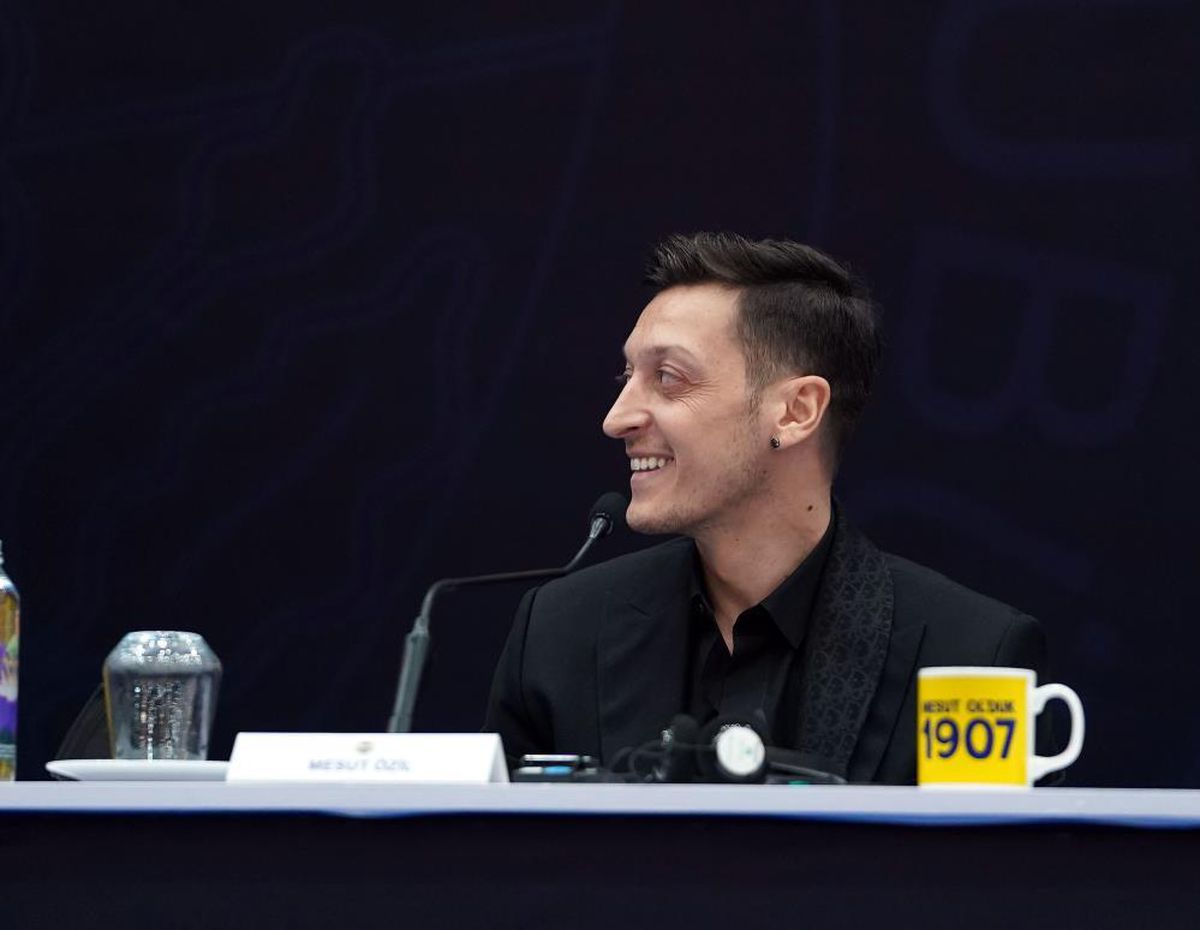 Alman basını Mesut Özil'in imza törenindeki açıklamalarına geniş yer verdi