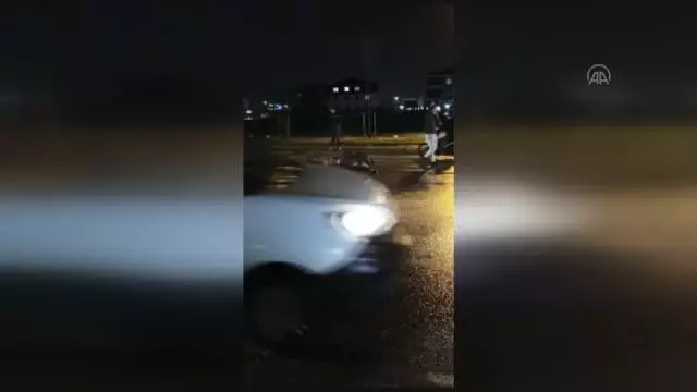 Aniden yola çıkan sahipsiz at kazaya neden oldu Aniden yola çıkan sahipsiz at kazaya neden oldu