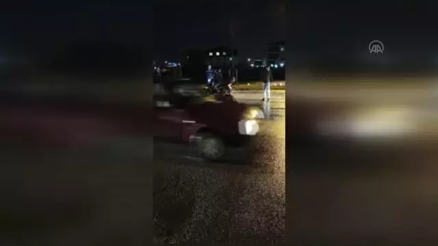 Aniden yola çıkan sahipsiz at kazaya neden oldu Aniden yola çıkan sahipsiz at kazaya neden oldu