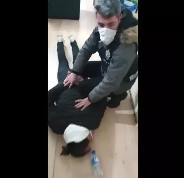 Ankara'da kadınlara zorla fuhuş yaptıran çeteye operasyon: 8 gözaltı Ankara'da kadınlara zorla fuhuş yaptıran çeteye operasyon: 8 gözaltı