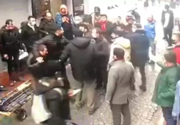 Görüntü İstanbul'un göbeğinden! Esnaftan ayakkabı hırsızına meydan dayağı Görüntü İstanbul'un göbeğinden! Esnaftan ayakkabı hırsızına meydan dayağı