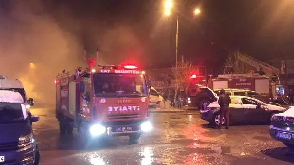 Son dakika gündem: Bolvadin ilçe merkezinde çıkan yangında 10 iş yerinde büyük çapta hasar oluştu Son dakika gündem: Bolvadin ilçe merkezinde çıkan yangında 10 iş yerinde büyük çapta hasar oluştu