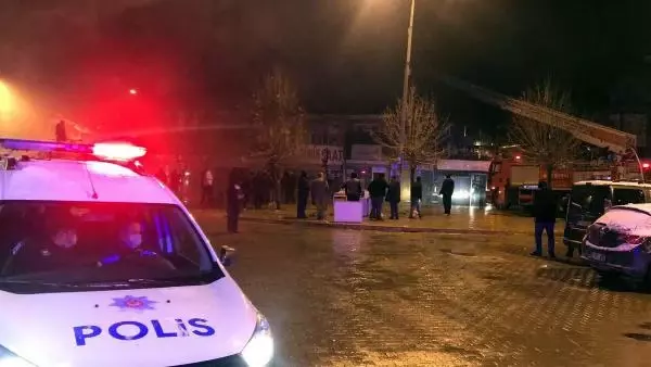 Son dakika gündem: Bolvadin ilçe merkezinde çıkan yangında 10 iş yerinde büyük çapta hasar oluştu Son dakika gündem: Bolvadin ilçe merkezinde çıkan yangında 10 iş yerinde büyük çapta hasar oluştu