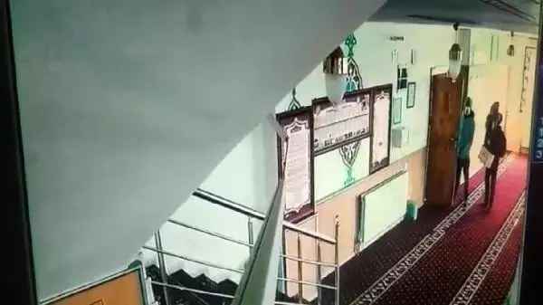 Camide kumbaradan para çalan çift, 27 saatlik kamera kaydından yakalandı Camide kumbaradan para çalan çift, 27 saatlik kamera kaydından yakalandı