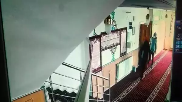 Camide kumbaradan para çalan çift, 27 saatlik kamera kaydından yakalandı Camide kumbaradan para çalan çift, 27 saatlik kamera kaydından yakalandı