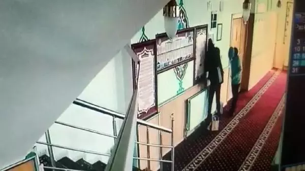 Camide kumbaradan para çalan çift, 27 saatlik kamera kaydından yakalandı Camide kumbaradan para çalan çift, 27 saatlik kamera kaydından yakalandı