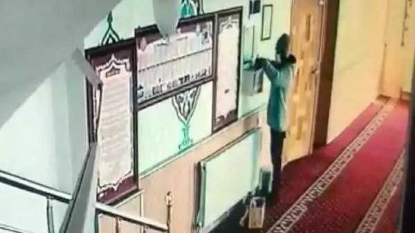 Camide kumbaradan para çalan çift, 27 saatlik kamera kaydından yakalandı Camide kumbaradan para çalan çift, 27 saatlik kamera kaydından yakalandı