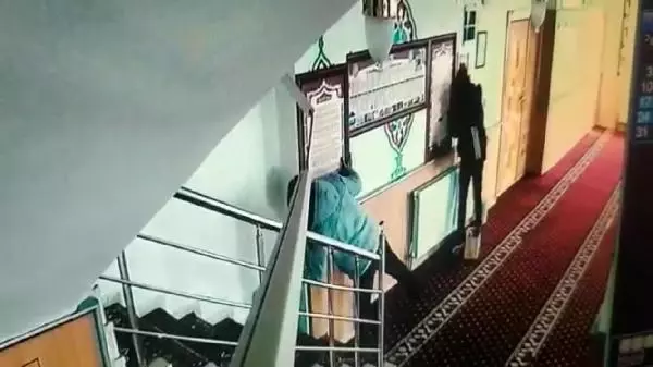 Camide kumbaradan para çalan çift, 27 saatlik kamera kaydından yakalandı Camide kumbaradan para çalan çift, 27 saatlik kamera kaydından yakalandı