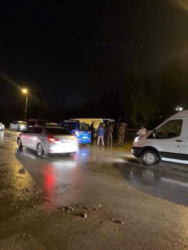 Cemaat liderinin konut arazisine defnedilen cenazesinin mezarlığa taşınması sırasında ortalık karıştı Cemaat liderinin konut arazisine defnedilen cenazesinin mezarlığa taşınması sırasında ortalık karıştı