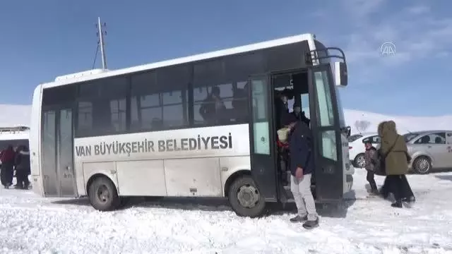 Ercişli öğrenciler kayak merkezinde eğlendi Ercişli öğrenciler kayak merkezinde eğlendi