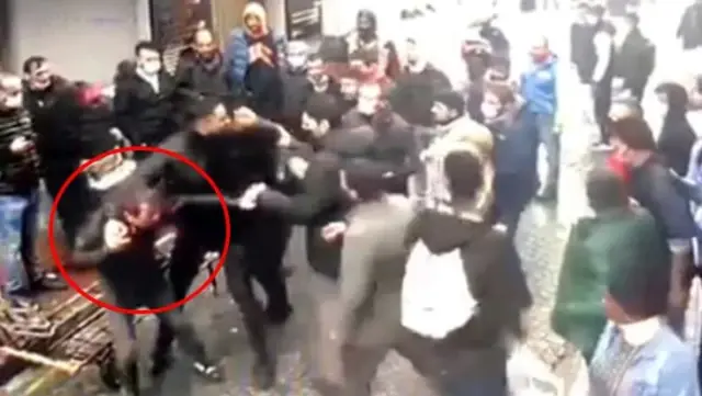 Görüntü İstanbul'un göbeğinden! Esnaftan ayakkabı hırsızına meydan dayağı Görüntü İstanbul'un göbeğinden! Esnaftan ayakkabı hırsızına meydan dayağı