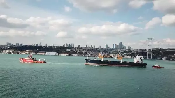 (Hava fotoğraflarıyla) - Riva'da sürüklenen gemi Ahırkapı'ya götürülmek üzere Boğaz'dan geçti (2) (Hava fotoğraflarıyla) - Riva'da sürüklenen gemi Ahırkapı'ya götürülmek üzere Boğaz'dan geçti (2)