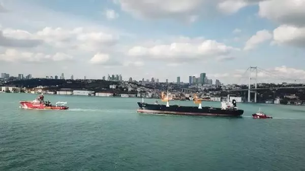 (Hava fotoğraflarıyla) - Riva'da sürüklenen gemi Ahırkapı'ya götürülmek üzere Boğaz'dan geçti (2) (Hava fotoğraflarıyla) - Riva'da sürüklenen gemi Ahırkapı'ya götürülmek üzere Boğaz'dan geçti (2)