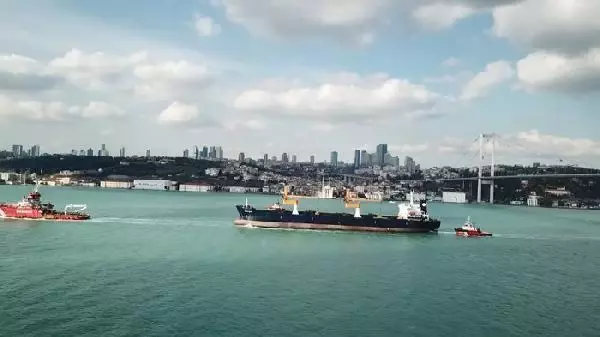 (Hava fotoğraflarıyla) - Riva'da sürüklenen gemi Ahırkapı'ya götürülmek üzere Boğaz'dan geçti (2) (Hava fotoğraflarıyla) - Riva'da sürüklenen gemi Ahırkapı'ya götürülmek üzere Boğaz'dan geçti (2)