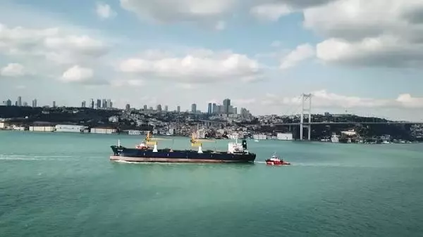 (Hava fotoğraflarıyla) - Riva'da sürüklenen gemi Ahırkapı'ya götürülmek üzere Boğaz'dan geçti (2) (Hava fotoğraflarıyla) - Riva'da sürüklenen gemi Ahırkapı'ya götürülmek üzere Boğaz'dan geçti (2)
