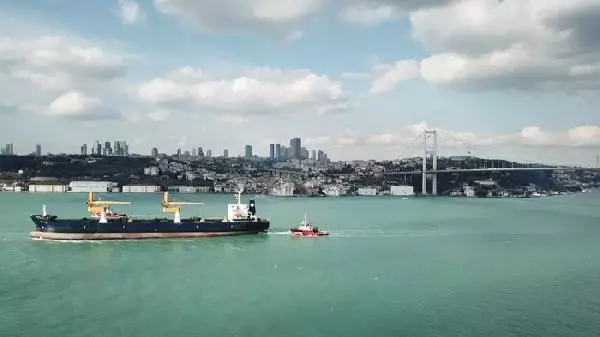 (Hava fotoğraflarıyla) - Riva'da sürüklenen gemi Ahırkapı'ya götürülmek üzere Boğaz'dan geçti (2) (Hava fotoğraflarıyla) - Riva'da sürüklenen gemi Ahırkapı'ya götürülmek üzere Boğaz'dan geçti (2)