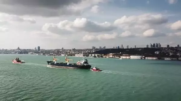 (Hava fotoğraflarıyla) - Riva'da sürüklenen gemi Ahırkapı'ya götürülmek üzere Boğaz'dan geçti (2) (Hava fotoğraflarıyla) - Riva'da sürüklenen gemi Ahırkapı'ya götürülmek üzere Boğaz'dan geçti (2)