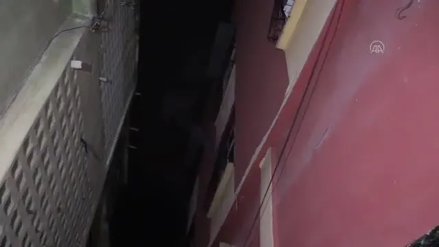 İki katlı evde çıkan yangında bir süre mahsur kaldılar İki katlı evde çıkan yangında bir süre mahsur kaldılar