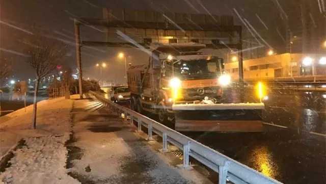 İstanbul'da hasretle beklenen kar yağışı etkisini göstermeye başladı İstanbul'da hasretle beklenen kar yağışı etkisini göstermeye başladı