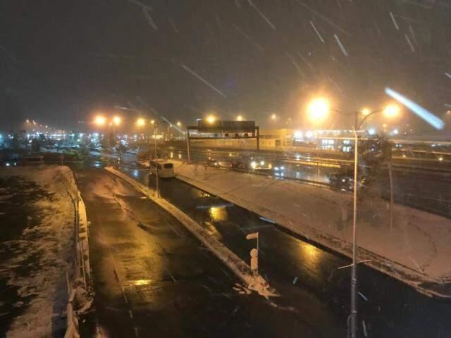 İstanbul'da hasretle beklenen kar yağışı etkisini göstermeye başladı İstanbul'da hasretle beklenen kar yağışı etkisini göstermeye başladı