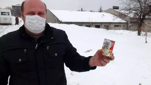 Kafası teneke kutusuna sıkışan kediyi okul müdürü kurtardı Kafası teneke kutusuna sıkışan kediyi okul müdürü kurtardı