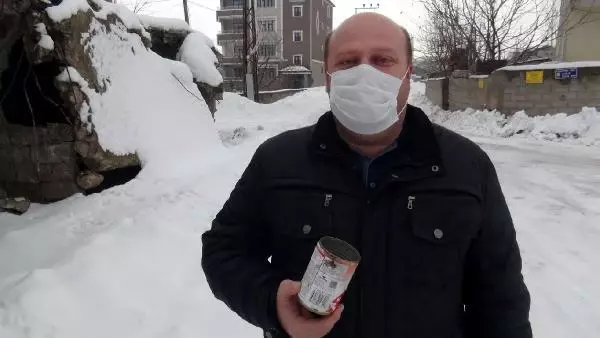 Kafası teneke kutusuna sıkışan kediyi okul müdürü kurtardı Kafası teneke kutusuna sıkışan kediyi okul müdürü kurtardı