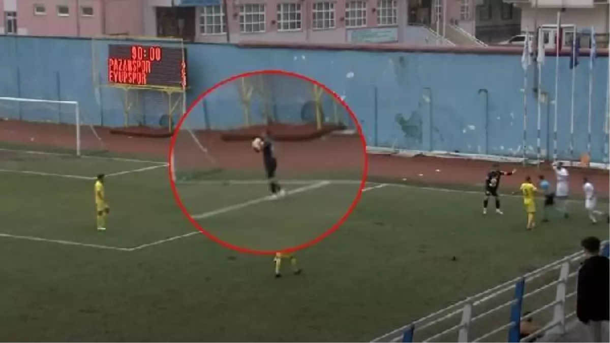 Son dakika: Kaleci sahaya ikinci topu attı, verilen penaltı kararı ortalığı karıştırdı !..