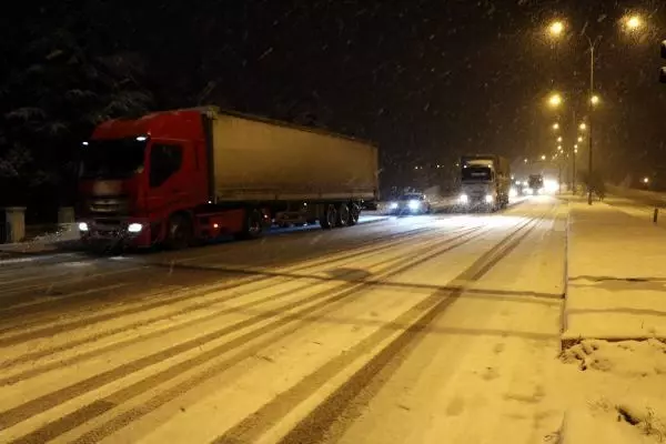 Kar, Afyonkarahisar- Antalya yolunda trafiği durma noktasına getirdi