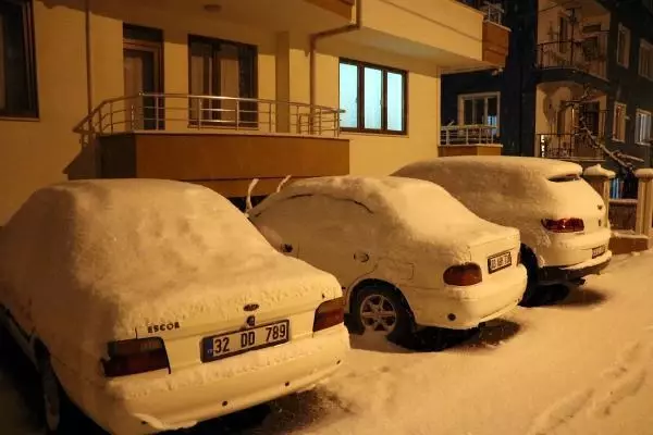 Kar, Afyonkarahisar- Antalya yolunda trafiği durma noktasına getirdi