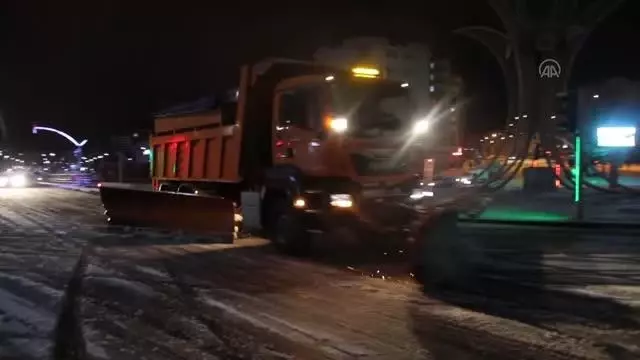 Kar yağışı hayatı olumsuz etkiledi Kar yağışı hayatı olumsuz etkiledi