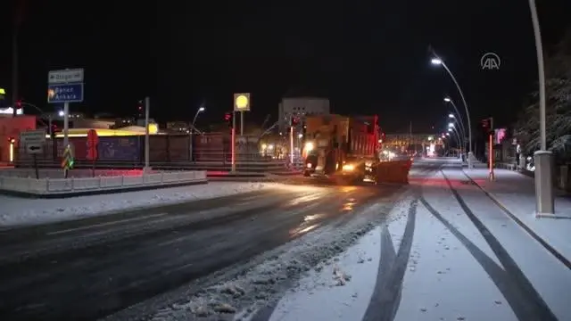 Kar yağışı hayatı olumsuz etkiledi Kar yağışı hayatı olumsuz etkiledi