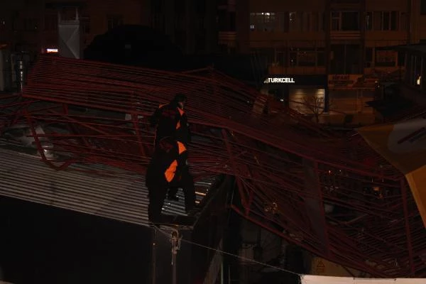 Kayseri'de şiddetli rüzgar ağaçları devirdi, çatıları uçurdu