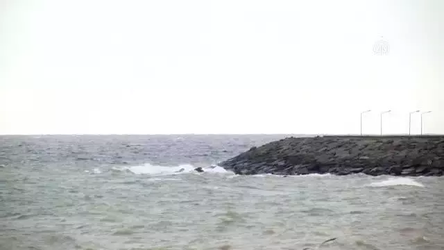 Kuvvetli rüzgar nedeniyle balıkçı tekneleri denize açılamadı