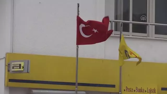 Kuvvetli rüzgarda bazı ev ile iş yerlerinin çatıları zarar gördü