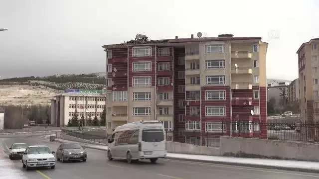 Kuvvetli rüzgarda bazı ev ile iş yerlerinin çatıları zarar gördü