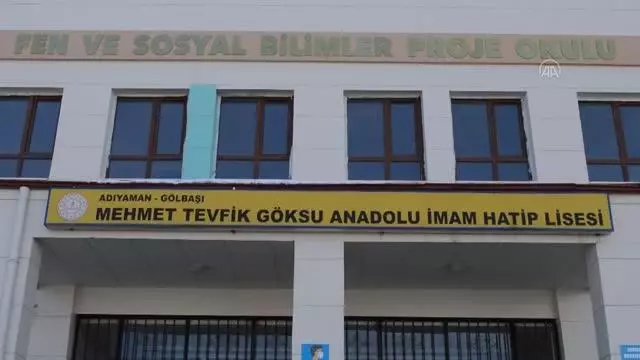 Lise öğrencileri sosyal mesafe uyarısı yapan cihaz geliştirdi Lise öğrencileri sosyal mesafe uyarısı yapan cihaz geliştirdi