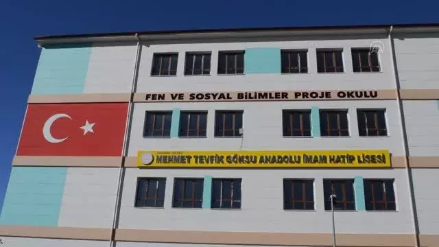 Lise öğrencileri sosyal mesafe uyarısı yapan cihaz geliştirdi Lise öğrencileri sosyal mesafe uyarısı yapan cihaz geliştirdi